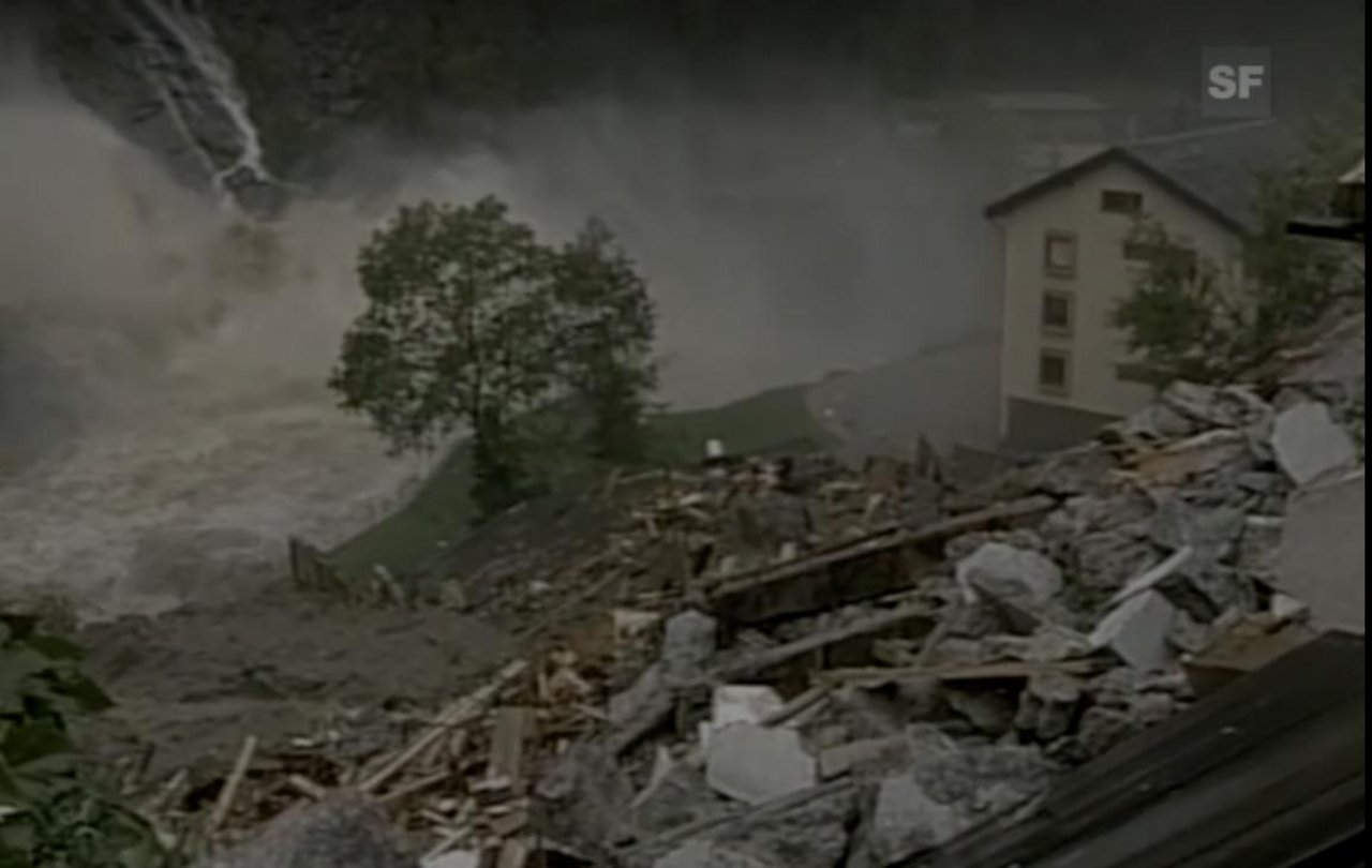 Weil es tagelang in Strömen regnete, löste sich der Hang und riss zehn Häuser sowie die Westfassade des Stockalperturms mit. 13 Menschen starben. (Screenshot SRF)