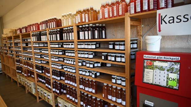 So funktioniert der Verkauf ab Hof bei Stüdis Bezahlt werden kann bei Familie Stüdi per Automat, der Retourgeld spukt, per Karte oder auch per Twint. (Bilder BauZ/Andrea Wyss)