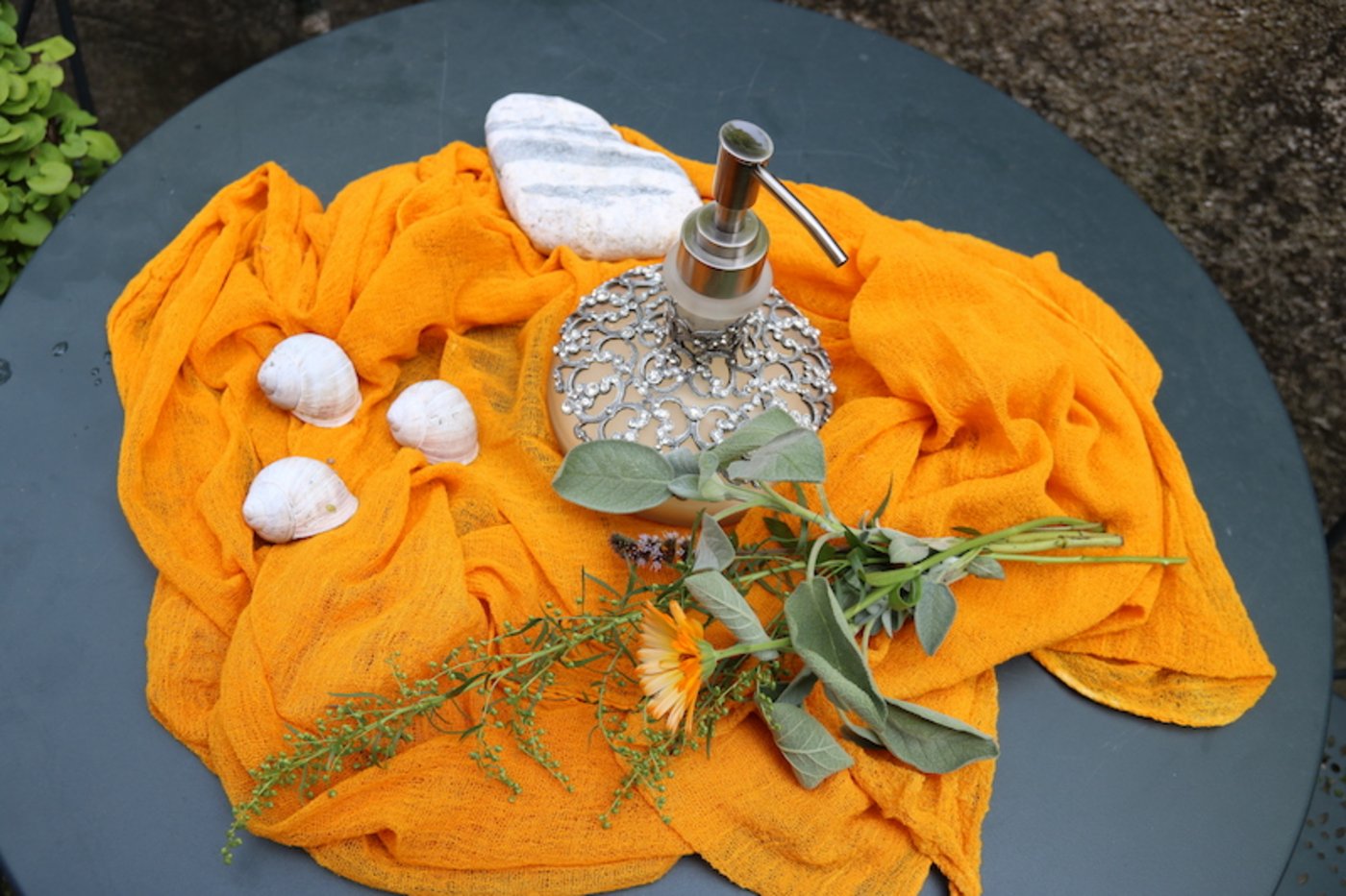 Die samtene, sommerlich duftende Körpercreme in ihrem eleganten Flakon. Da es sich um ein reines Naturprodukt ohne Konservierungsstoffe handelt hält sich die Creme sicher während 6 Monaten.  Danach entscheidet die Nase ob die Creme noch gebraucht werden kann oder lieber entsorgt werden sollte.