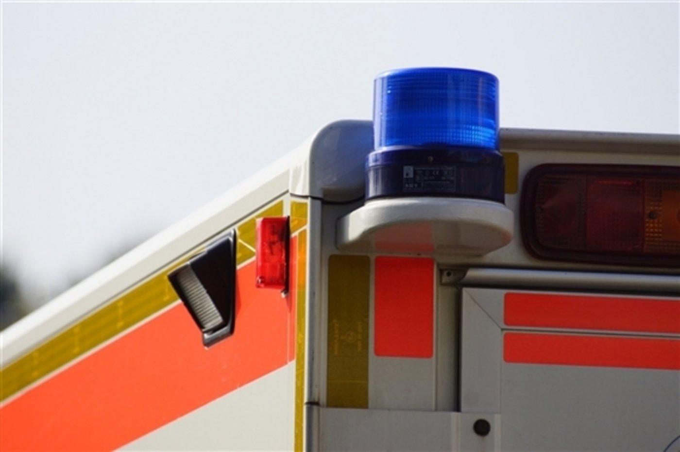 Der verletzte Traktorfahrer musste mit der Ambulanz ins Spital gebracht werden.  (Symbolbild Martin Jäger/pixelio.de). 