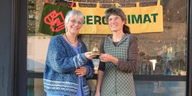 Chiara Solari übergibt Claudia Gorbach das Amt der Präsidentin der Schweizer Bergheimat. (Bild zVg)