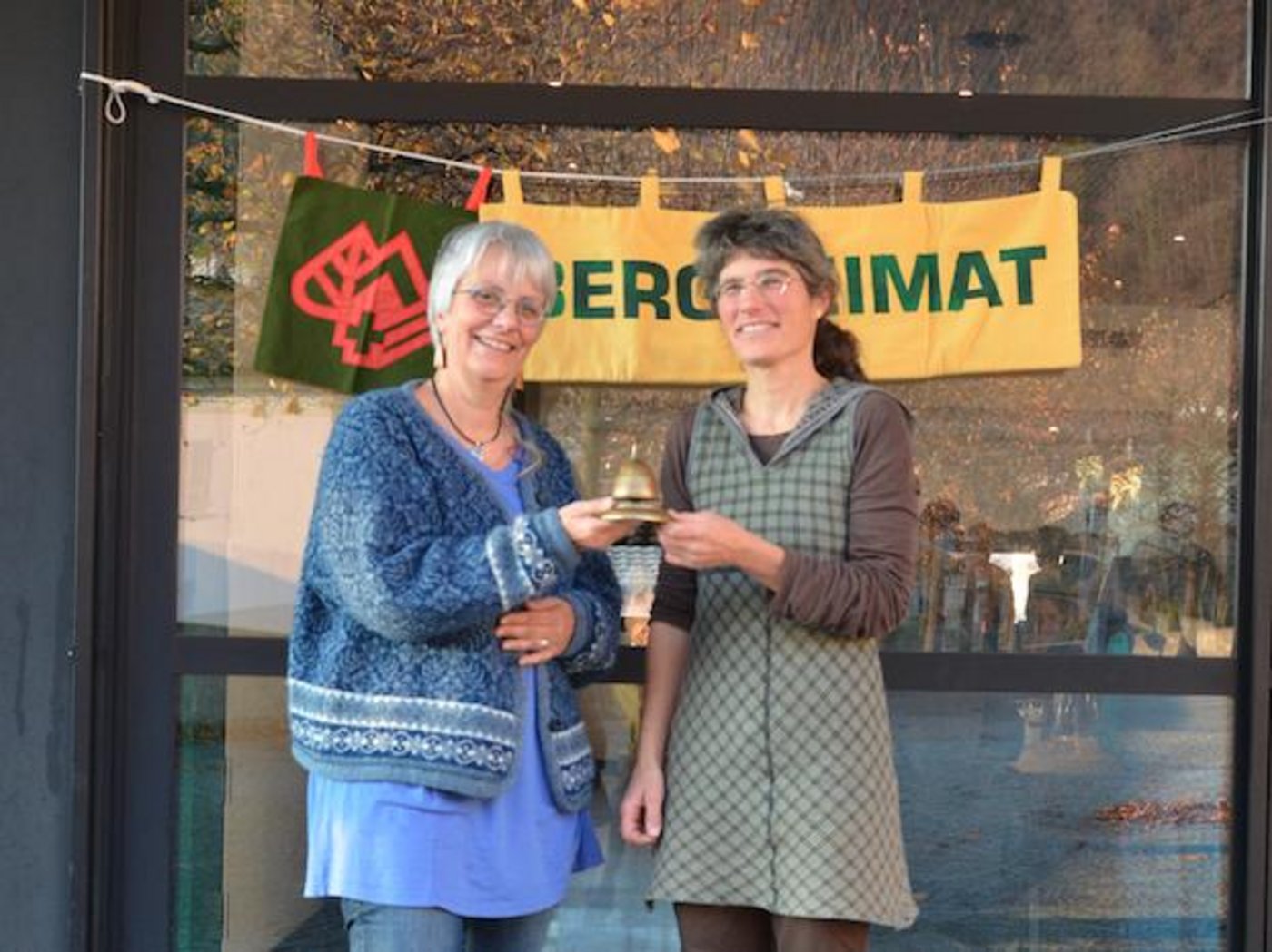 Chiara Solari übergibt Claudia Gorbach das Amt der Präsidentin der Schweizer Bergheimat. (Bild zVg)