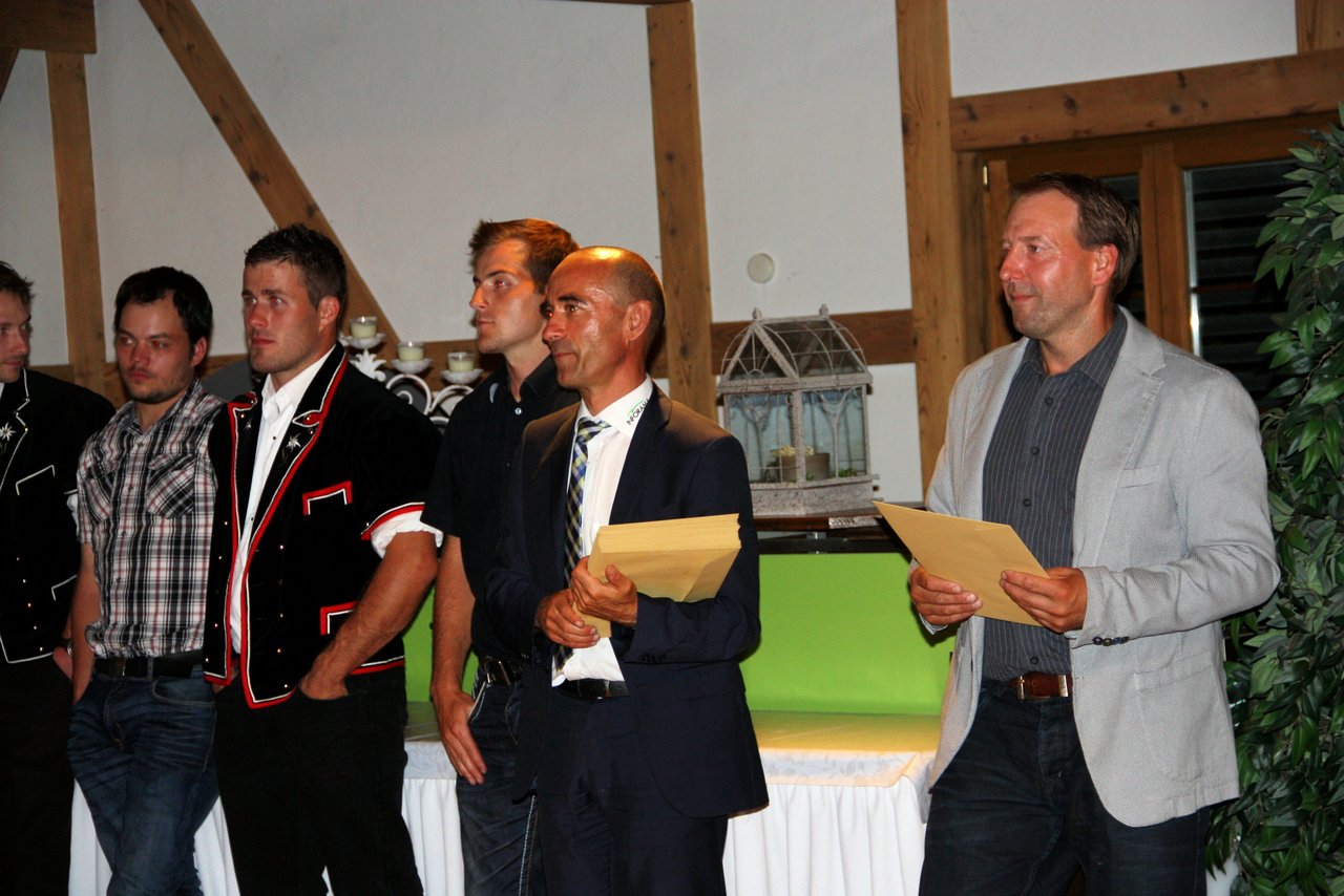 Schulratspräsident Fred Grunder (rechts) und Inforama-Leiter Markus Wildisen (2. von rechts) übergaben die Diplome. 