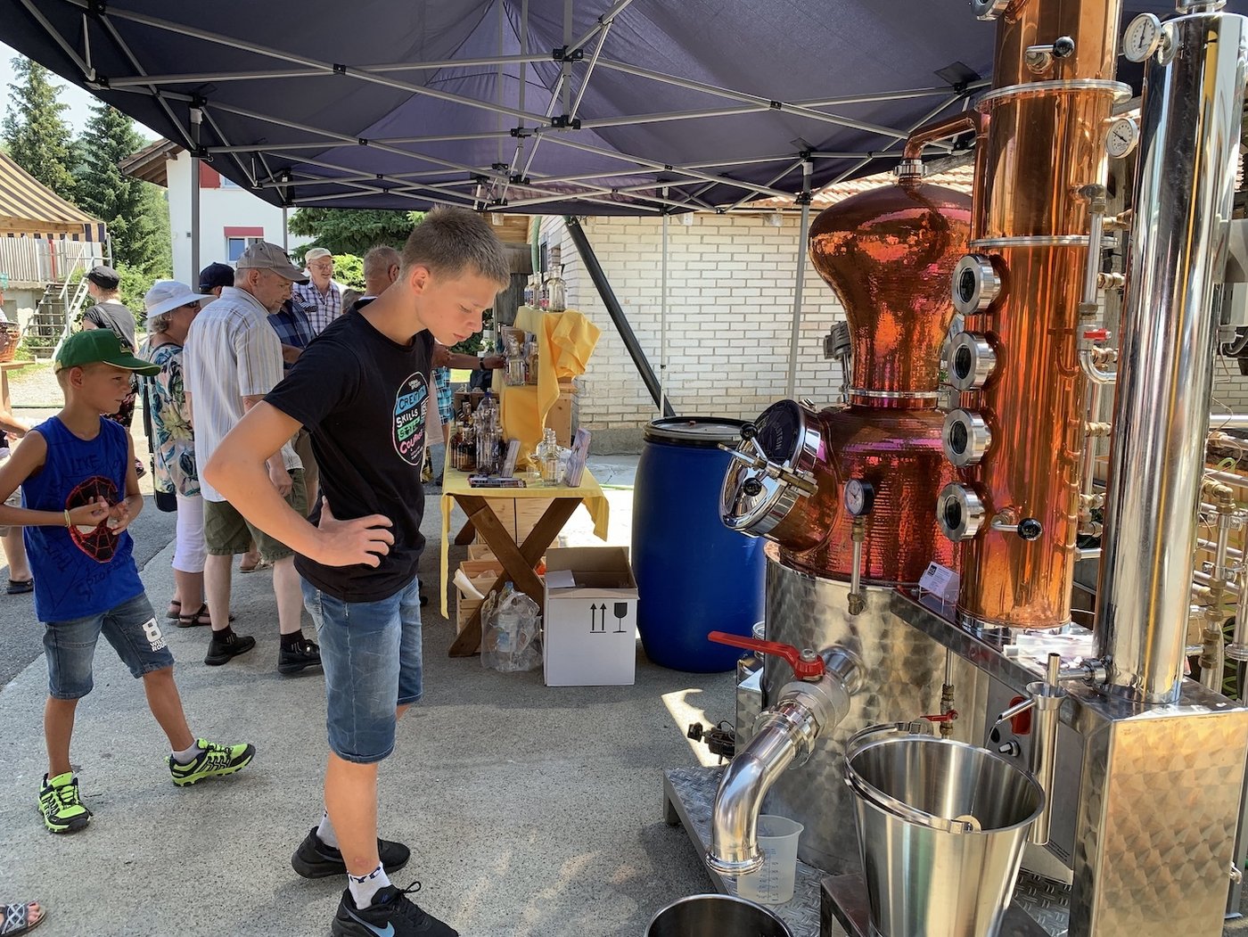 Neugier für die Schaubrennerei, es konnten auch Schnäpsli degustiert werden.