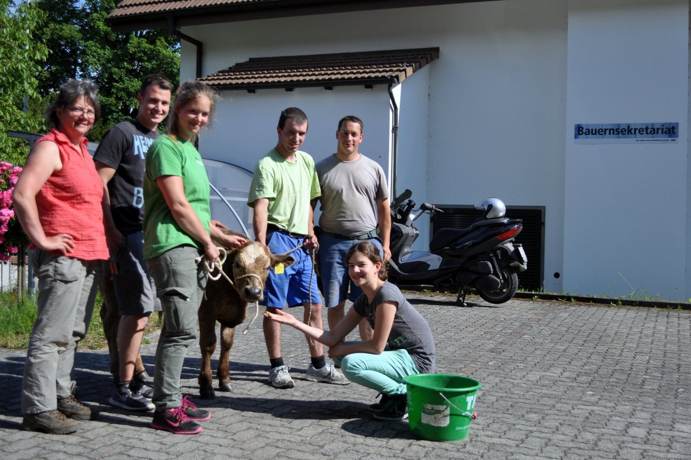 Sprechstunde ist montags! Ursula Riggenbach (links) ist froh, beim Einfangen des Kälbchens unterstützt worden zu sein. (Bilder Andrea Imbaumgarten)