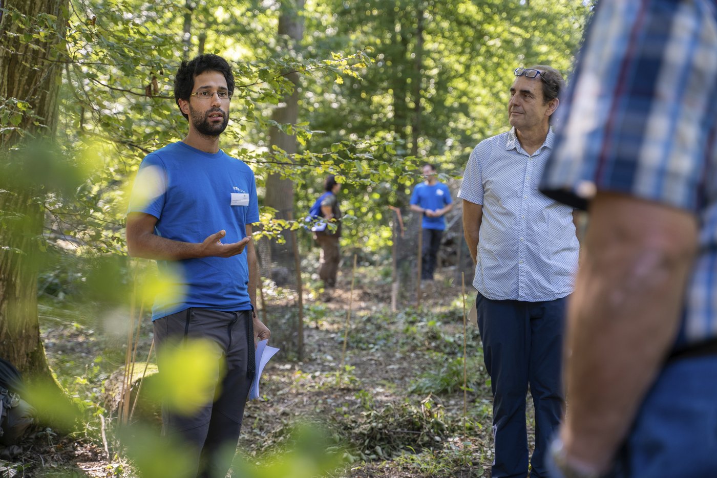 ETH-Mitarbeitende erklären das Arboretum. (Bild diktum.ch)