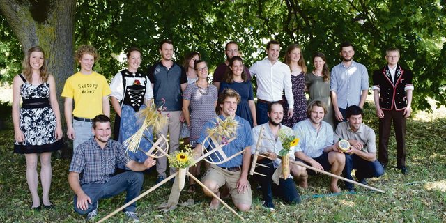 Diese vielfältige Truppe feierte den Abschluss als Landwirt EFZ in Zweitausbildung. (Bilder Daniela Joder)