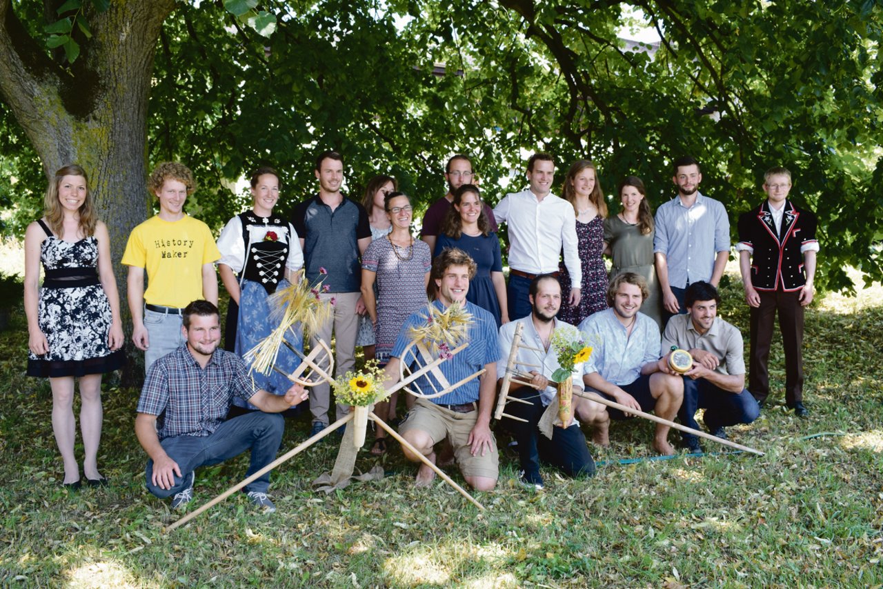 Diese vielfältige Truppe feierte den Abschluss als Landwirt EFZ in Zweitausbildung. (Bilder Daniela Joder)