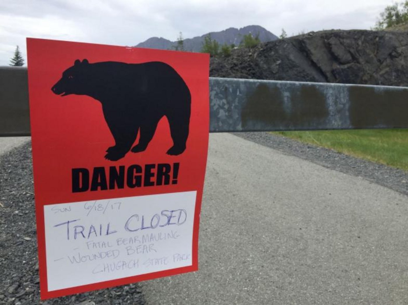 In Alaska wird mit Schildern vor Bären gewarnt. (Screenshot «Alaska Dispatch News»)