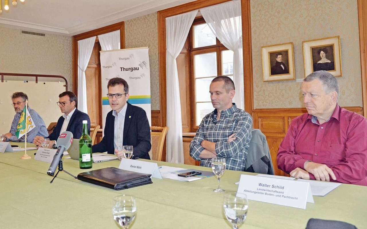 Roman Kistler, Martin Eugster, Regierungsrat Dominik Diezi, Daniel Böhi und Walter Schild informierten über die Massnahmen des Kantons (v. l.).