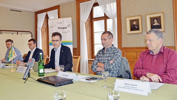 Roman Kistler, Martin Eugster, Regierungsrat Dominik Diezi, Daniel Böhi und Walter Schild informierten über die Massnahmen des Kantons (v. l.).