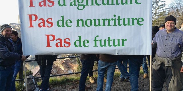 «Keine Landwirtschaft, keine Nahrung, keine Zukunft»: Kaum jemals seit der grossen Bauerndemo im Jahr 2015 in Bern (im Bild) war der Unmut der Bauern derart gross wie heute. 