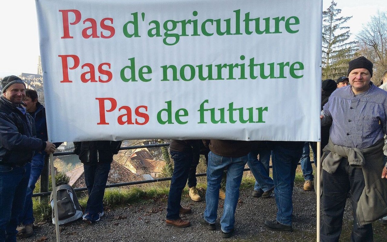 «Keine Landwirtschaft, keine Nahrung, keine Zukunft»: Kaum jemals seit der grossen Bauerndemo im Jahr 2015 in Bern (im Bild) war der Unmut der Bauern derart gross wie heute. 
