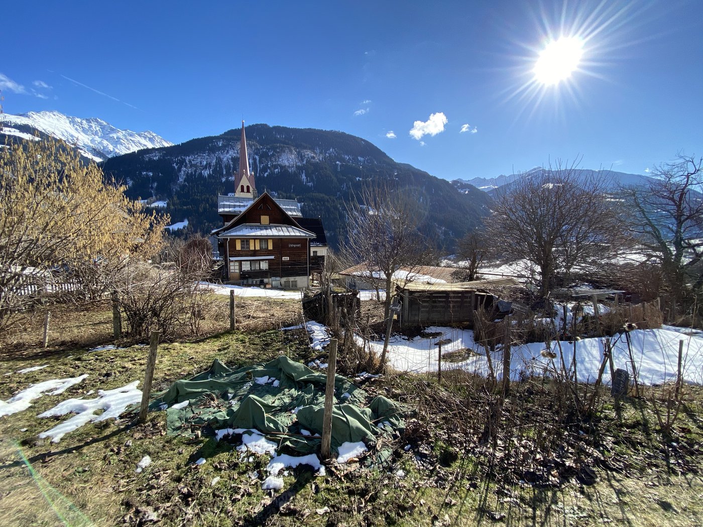 Das Hospezi liegt oberhalb von Trun in der Surselva. Der kleine Weiler Caltgadira ist bekannt für seine barocke Wallfahrtskirche Nossadunna dalla Glisch, die sich hinter dem Hospezi auf einem Felsvorsprung befindet.