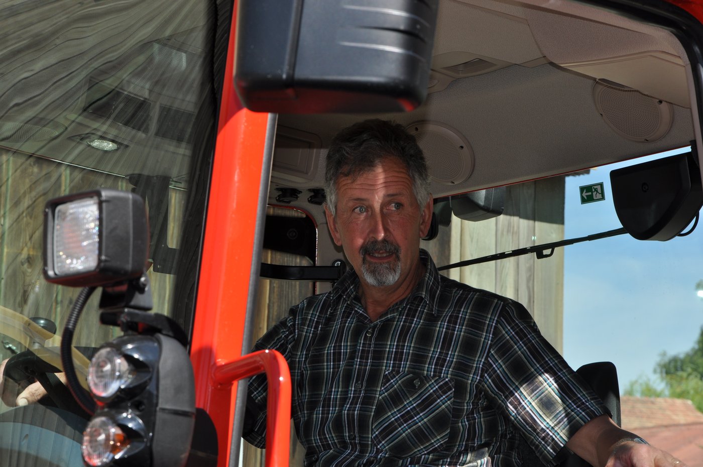 Zum ersten Mal sitzt Daniel Besson in seinem neuen Fendt. 