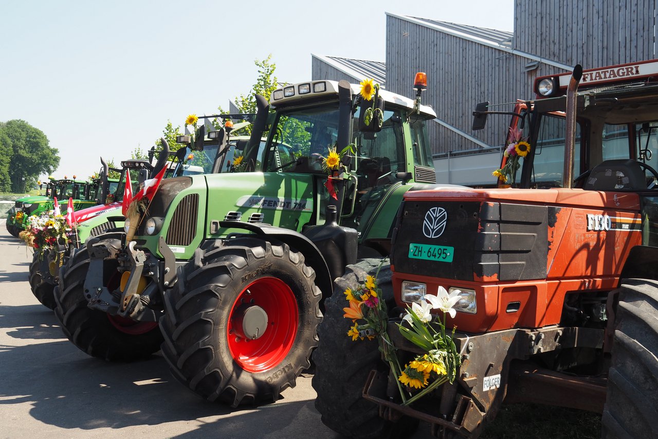 Die jungen Berufsleute sind mit geschmückten Traktoren zur Schlussfeier Grundbildung Landwirtschaft am Strickhof in Lindau eingefahren. (Bilder Christian Weber)