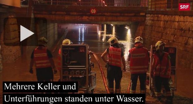 Die Feuerwehr pumpte im Bahnhof Zofingen die Unterführung aus. (Screenshot SRF)