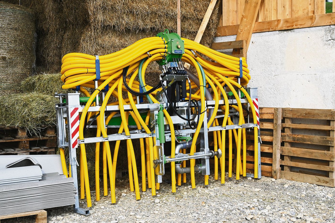 Dieser Schleppschlauch wird kaum Staub ansetzen: Fünf Landwirte haben ihn gemeinsam gekauft.  (Bild jba)