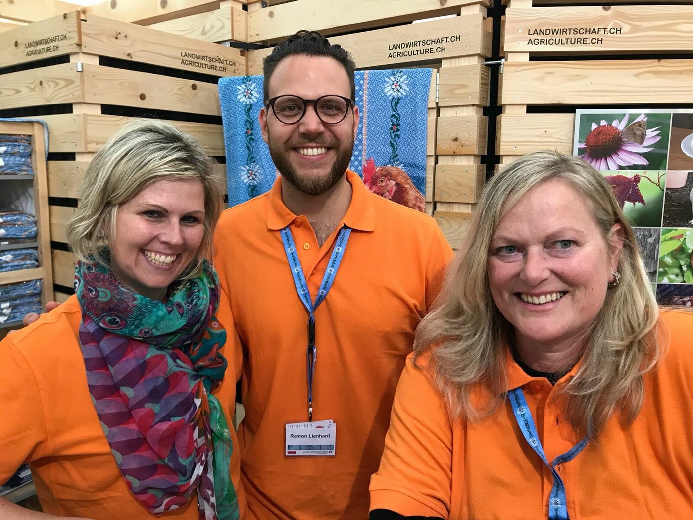 Ein Hahn im Korb am hübschen Stand von „Gut gibts die Schweizer Bauern“: Jeanine Hadorn, Ramon Lienhard und Susanne Rohr (v.l.).