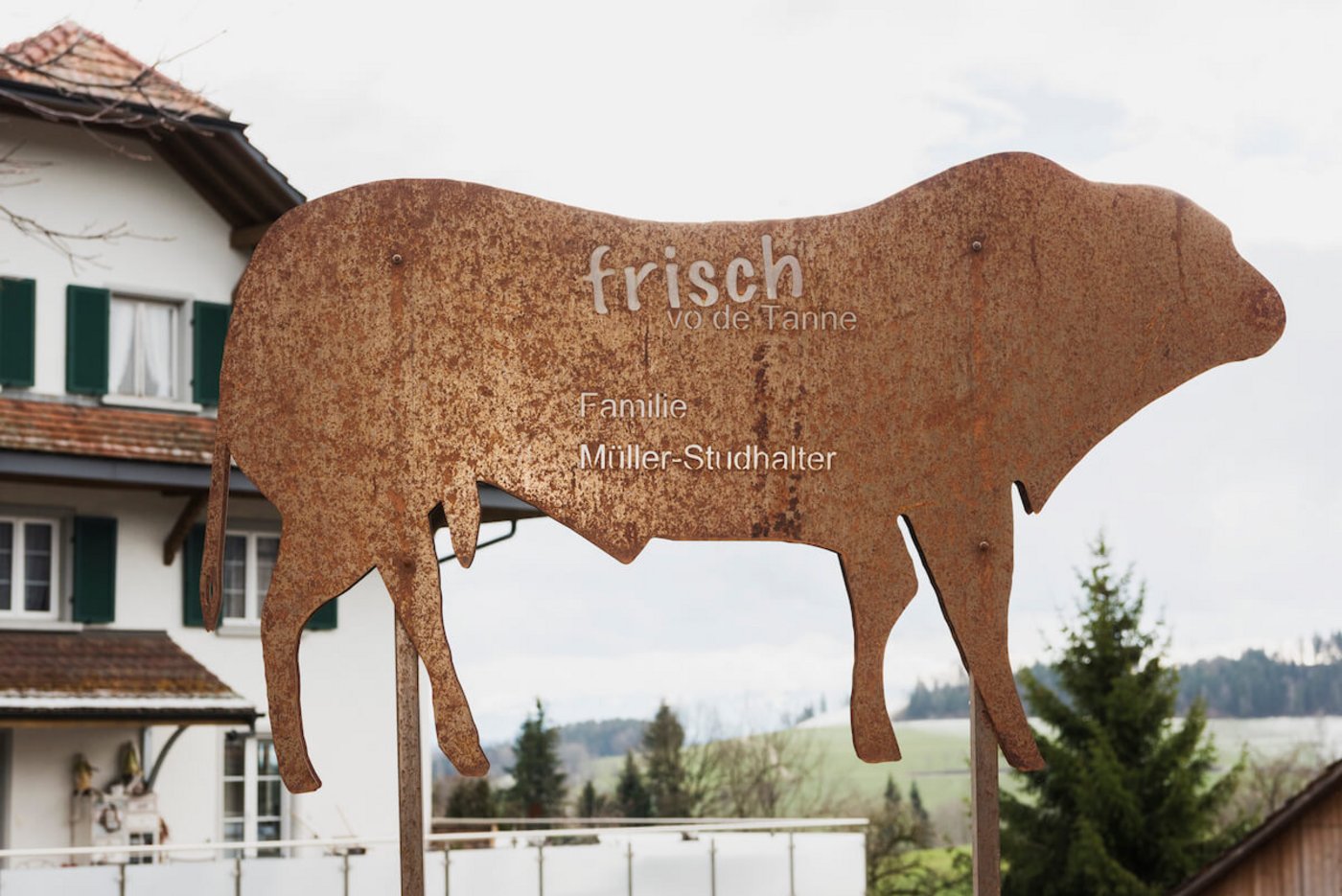 Tanja und Kaspar Müller bewirtschaften gemeinsam den Tannenhof in Ebersecken. (Foto: Miriam Kolmann)