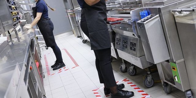 Auch in der Küche setzt McDonald's auf ein strenges Sicherheitskonzept. (Bild McDonalds)