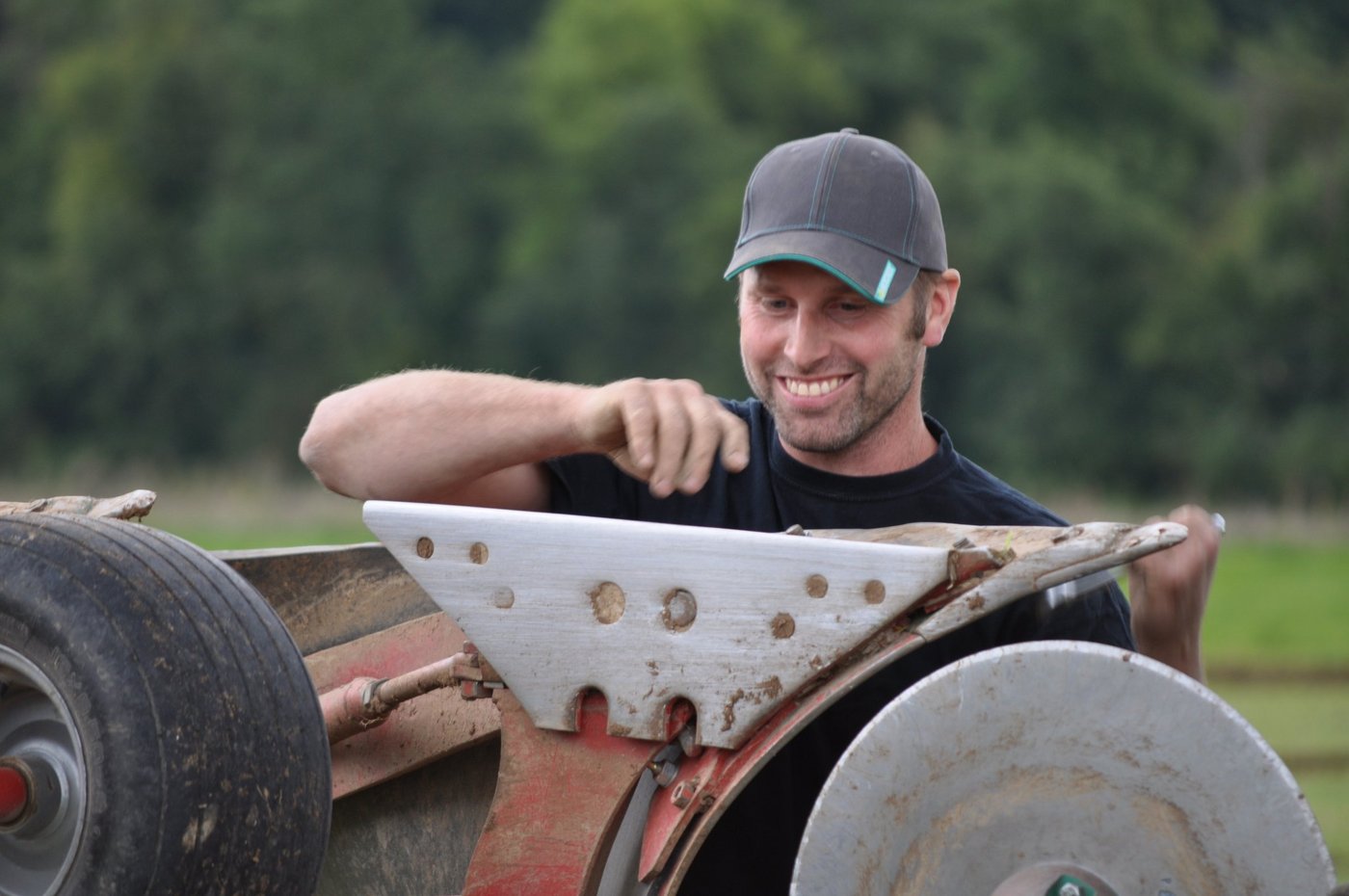 Hat gut lachen: Beat Sprenger gewinnt die Schweizermeisterschaft im Wettpflügen. (Bilder ai)