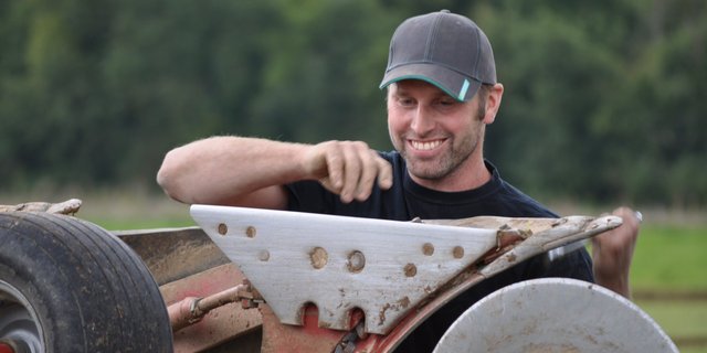 Hat gut lachen: Beat Sprenger gewinnt die Schweizermeisterschaft im Wettpflügen. (Bilder ai)