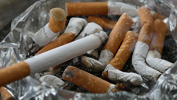 Weggeworfene Zigarettenfilter belasten die Umwelt schwer. (Bild Pixabay)