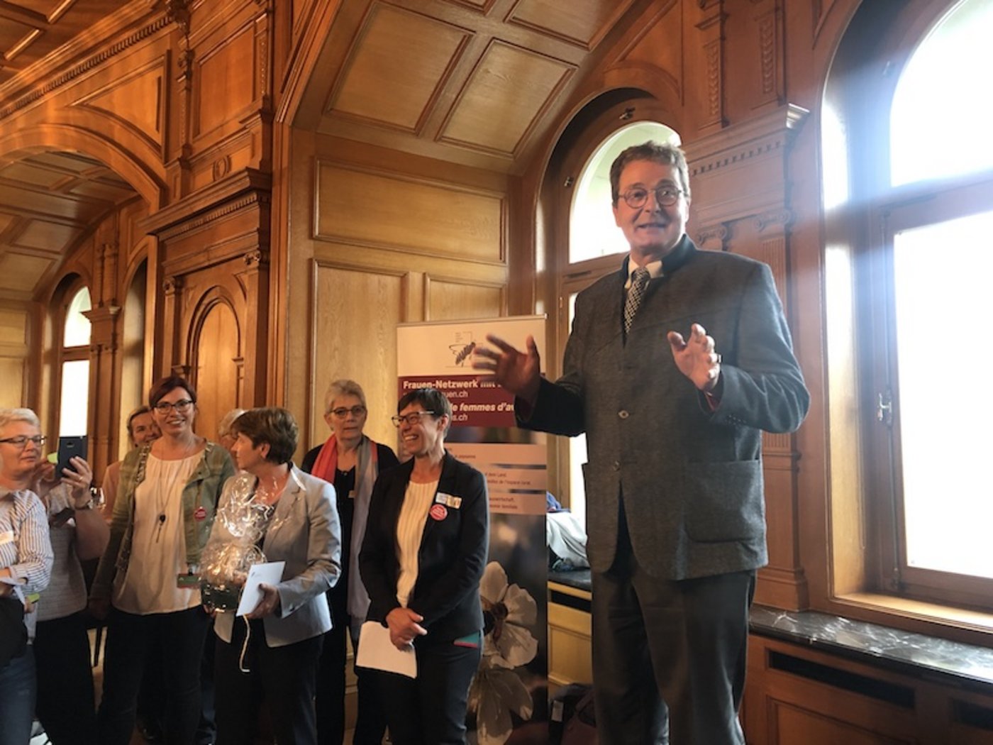 Ständeratspräsident Jean-René Fournier konnte es nicht lassen und erklomm als einziger Mann das Rednerpodest. Er offerierte den anwesenden Frauen ein Brass Band-Ständchen. 