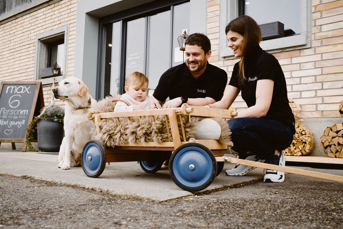 Familie Stalder vor ihrem neuen Hofladen «Hasle-Mühle». Der Selbstbedienungs-Laden hat auch Samstags und Sonntags geöffnet. (Bild Dominique Schürch)