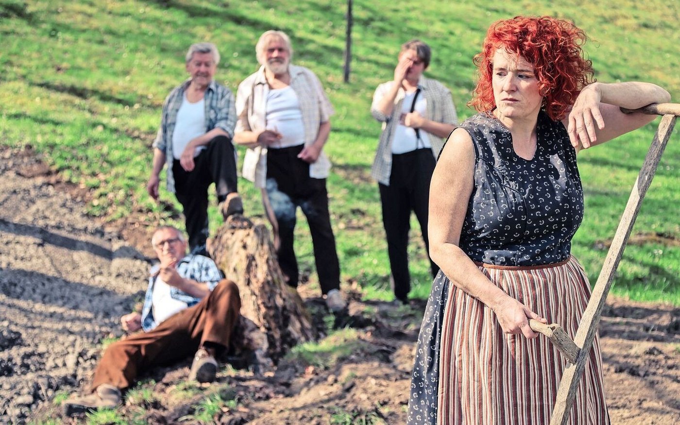 Die Dorfbevölkerung (im Hintergrund) macht im Stück der Hauptfigur Rötele das Leben schwer.