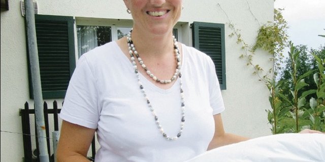 Barbara Widmer weiss viel über die Verwendung von Wolle. Nebst in Wollduvets kann man Wolle auch als Kügelchen in Kissen, als Dämmmaterial oder sogar als Dünger verwenden. (Bild Margreth Rinderknecht)