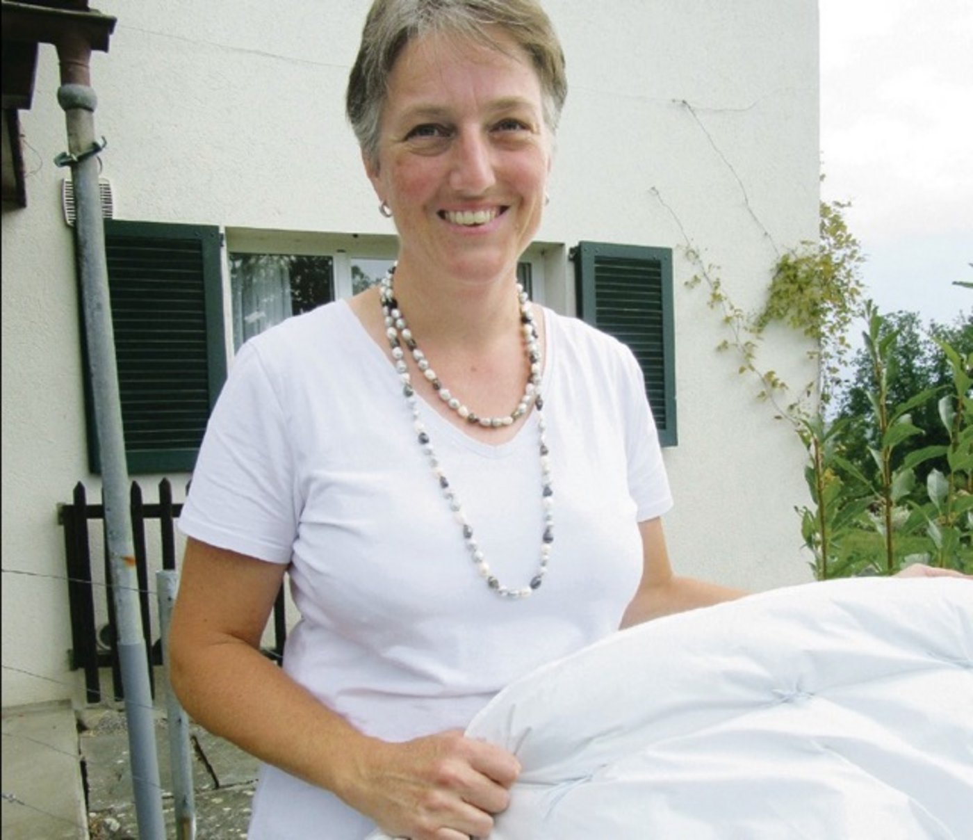 Barbara Widmer weiss viel über die Verwendung von Wolle. Nebst in Wollduvets kann man Wolle auch als Kügelchen in Kissen, als Dämmmaterial oder sogar als Dünger verwenden. (Bild Margreth Rinderknecht)
