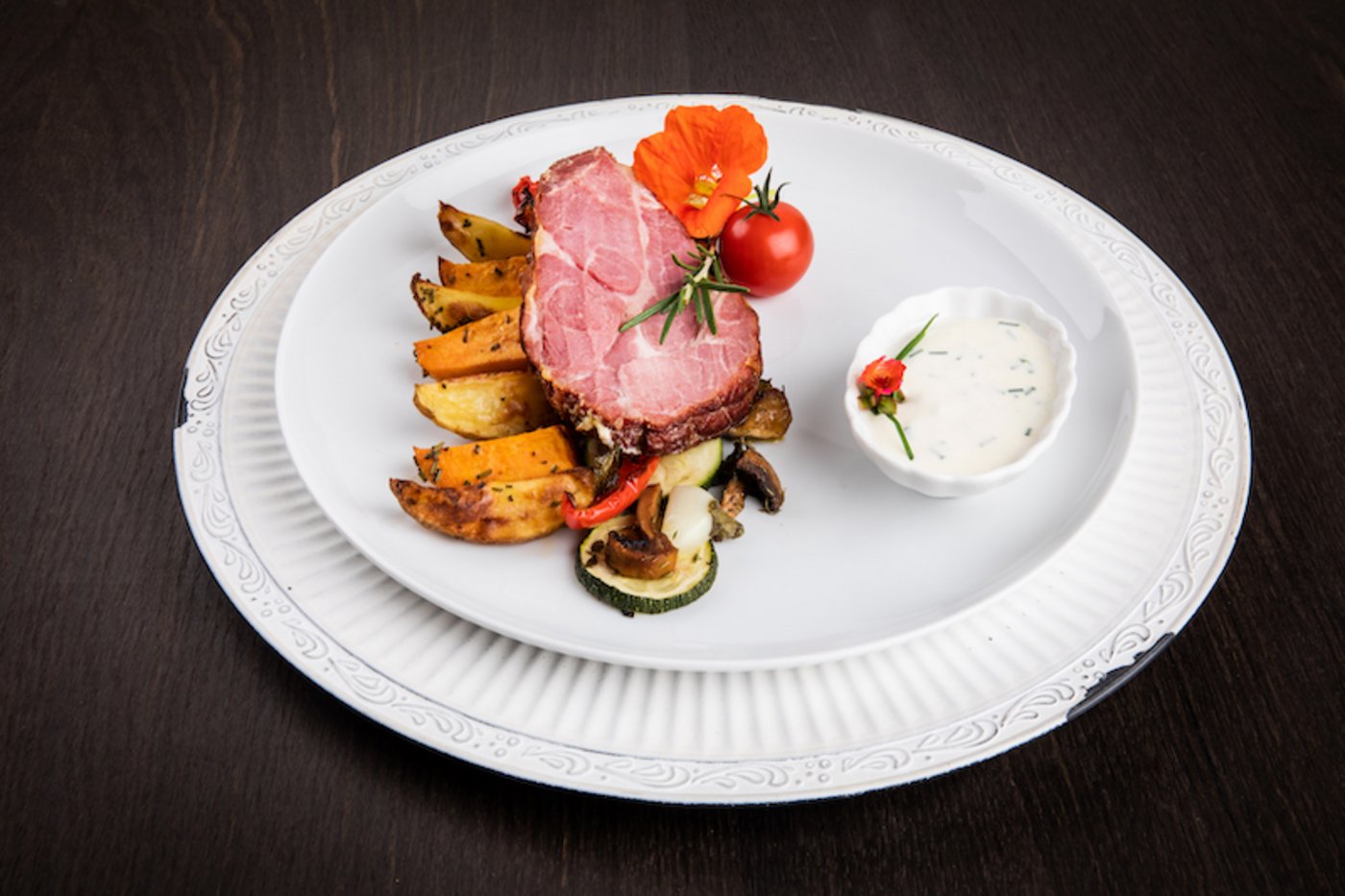 Rumendinger Chemibraten, zweierlei Kartoffelschnitze mit Schnittlauchsauerrahm und Ofengemüse. (Bild Ueli Christoffel/SRF)