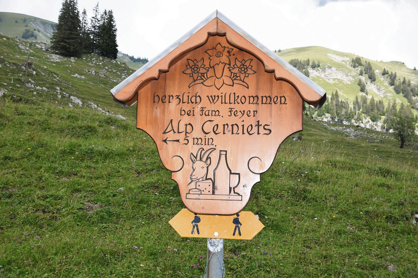 Ein herzliches Willkommen ist am Wanderweg montiert. Das Ziel kann man nicht verfehlen.