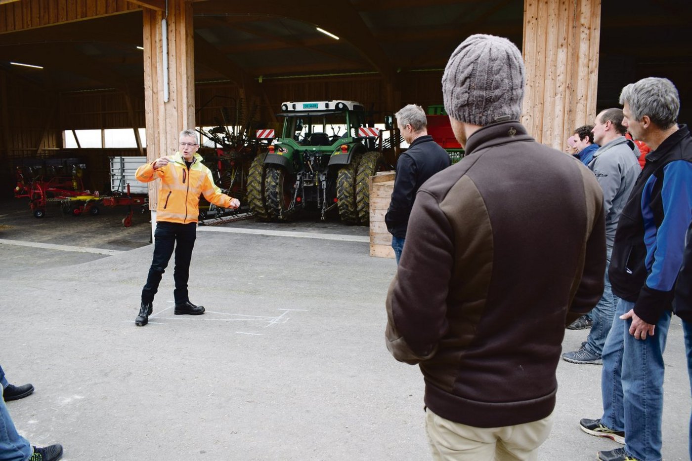In der Lehrlingsausbildung ist auch Kreativität gefragt, weiss Thomas Jung von der BUL (links). Auch eine einfache Kreidezeichnung am Boden kann helfen, etwas zu visualisieren. (Bild Daniela Joder)