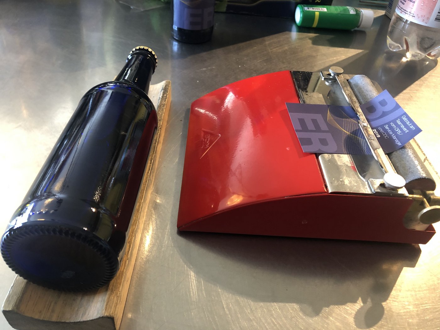 Es wurde nicht nur gewartet, sondern auch gearbeitet: Bierflasche wird von Hand etikettiert. (Bild et)