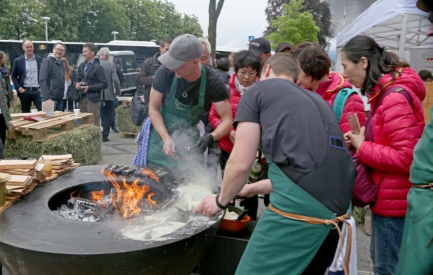 Das Raclette vom offenen Feuerring stiess nicht zuletzt bei den asiatischen Gästen auf grosses Interesse.