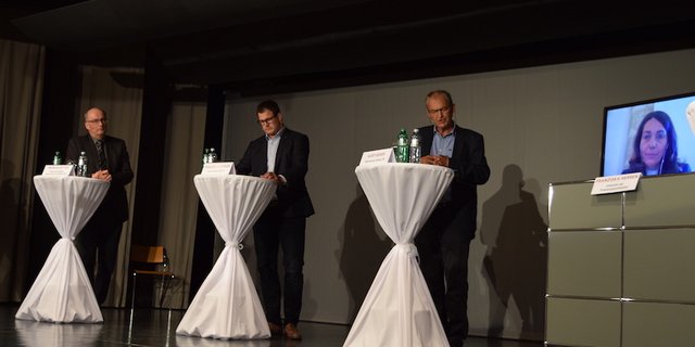 Auf der Contra-Seite argumentierten Markus Ritter und Manuel Strupler, auf der Pro-Seite Kurt Egger und die über Video zugeschaltete Franziska Herren (v. l. n. r.). (Bild Stefanie Giger)