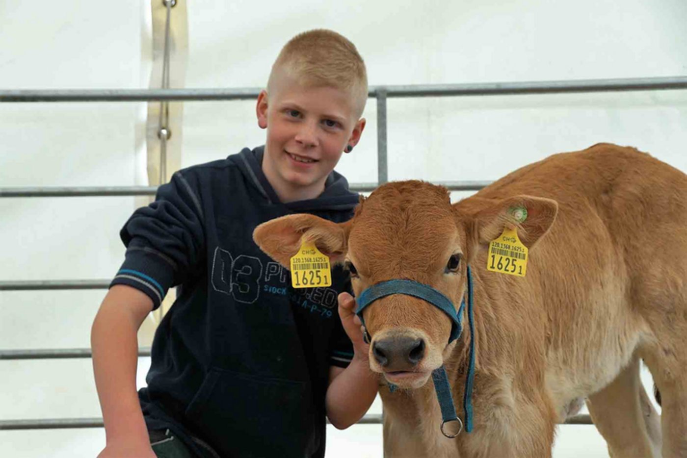 Fotoshooting mit Kalb oder Selfie mit Imkerausrüstung gabs bei Ab ufs Land. (Bild mr)