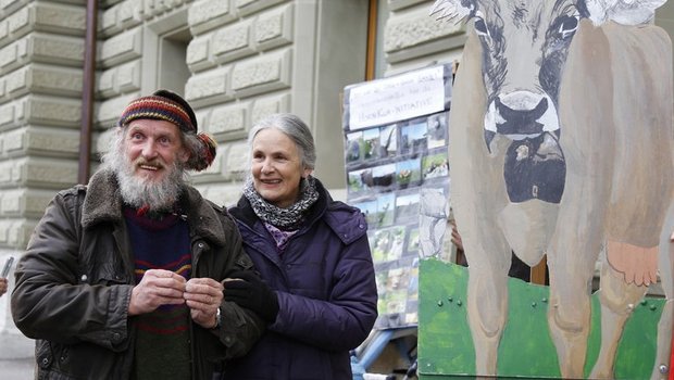 Armin Capaul zusammen mit seiner Frau Claudia bei der Einreichung der Hornkuh-Initiative im Jahr 2016. (Bild ji)