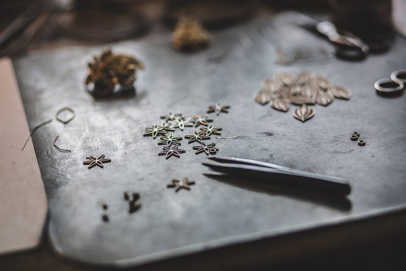 Die winzigen Blümchen lassen sich nur mit dem «Kluft» biegen, einer feinen Pinzette.  (Foto: Pia Neuenschwander)