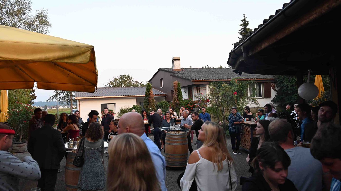 Eine entspannte Atmosphäre herrschte beim Apéro. Um den Saal zu betreten, galt dann Maskenpflicht bis man am Tisch sass. 