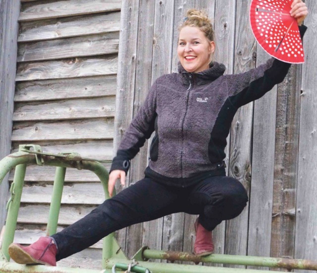 Momentan ist die Bühne von Katharina Amrein ihr Bauernhaushalt mit Kindern. Doch etwas Show muss sein: Als Clown und ehemalige Seiltänzerin posiert sie auf dem Klauenstand. (Bild Deborah Rentsch)