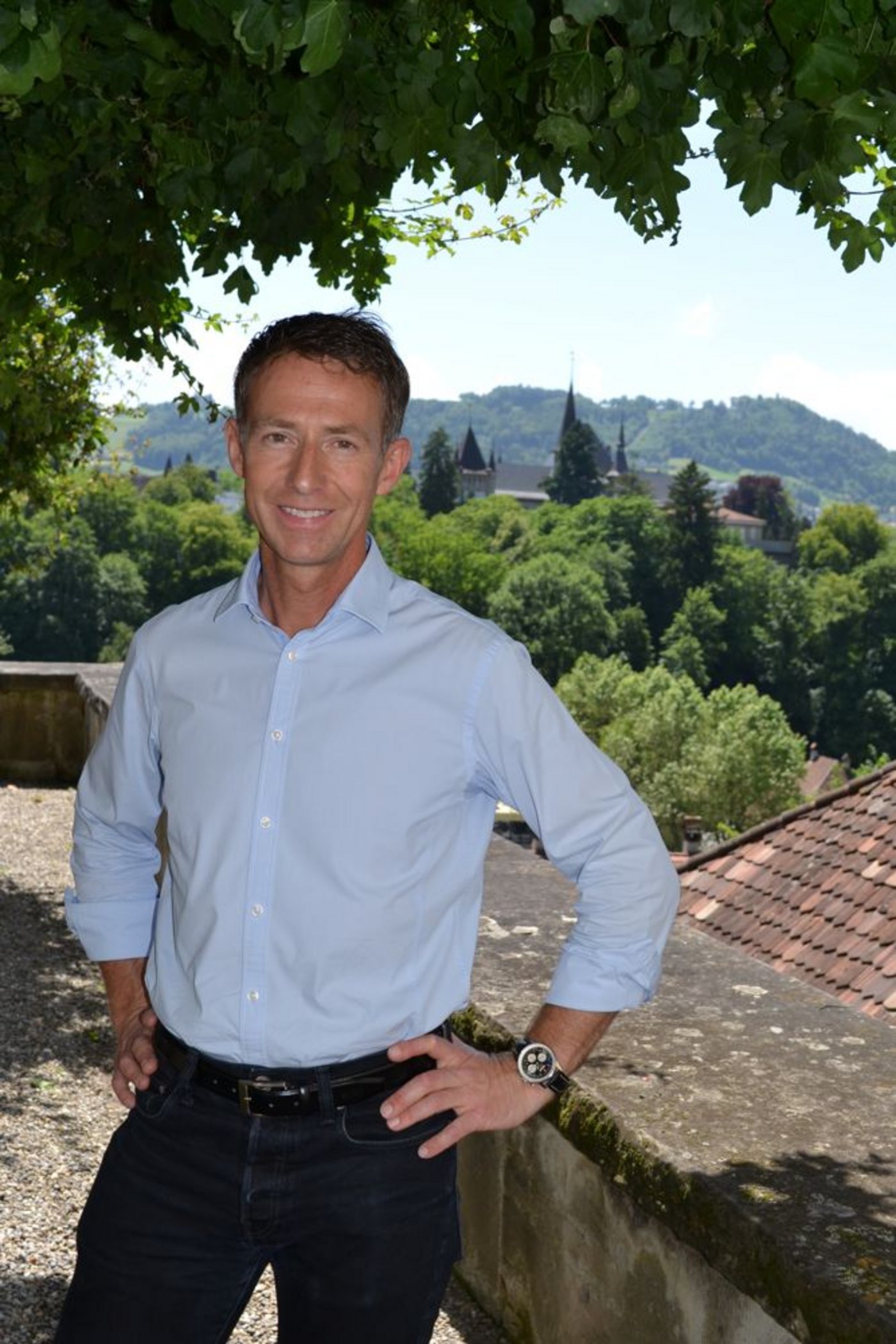 Lanat-Vorsteher Urs Zaugg posiert für die «BauernZeitung» im idyllisch schönen Garten vor seinem Amt in Bern. Die Neubesetzung der Co-Leitung am Inforama dürfte nicht nur idyllisch über die Bühne gehen. (Bild Daniela Joder)