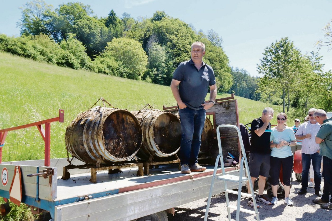 Die drei Barrique-Fässer waren während eines Jahres im Erdreich vergraben. Jetzt sind sie ohne Schaden geborgen worden. Jimmy Saxer ist zufrieden. (Bilder Roland Müller)
