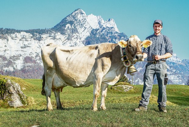 Roland Kamms Sohn Mirco und Torello Veronica, die die Marke von 100 000 kg Milchleistung geknackt hat. (Bild Braunvieh Schweiz)