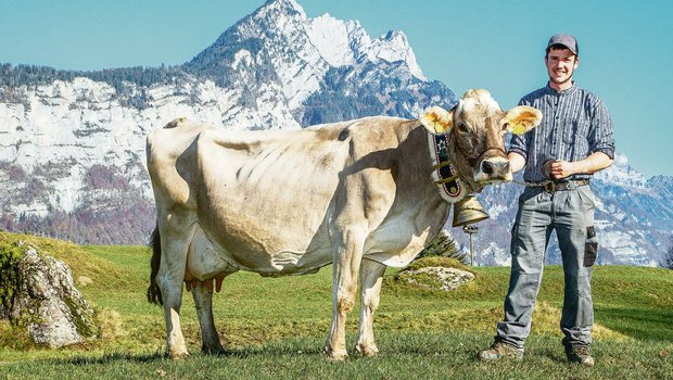 Roland Kamms Sohn Mirco und Torello Veronica, die die Marke von 100 000 kg Milchleistung geknackt hat. (Bild Braunvieh Schweiz)