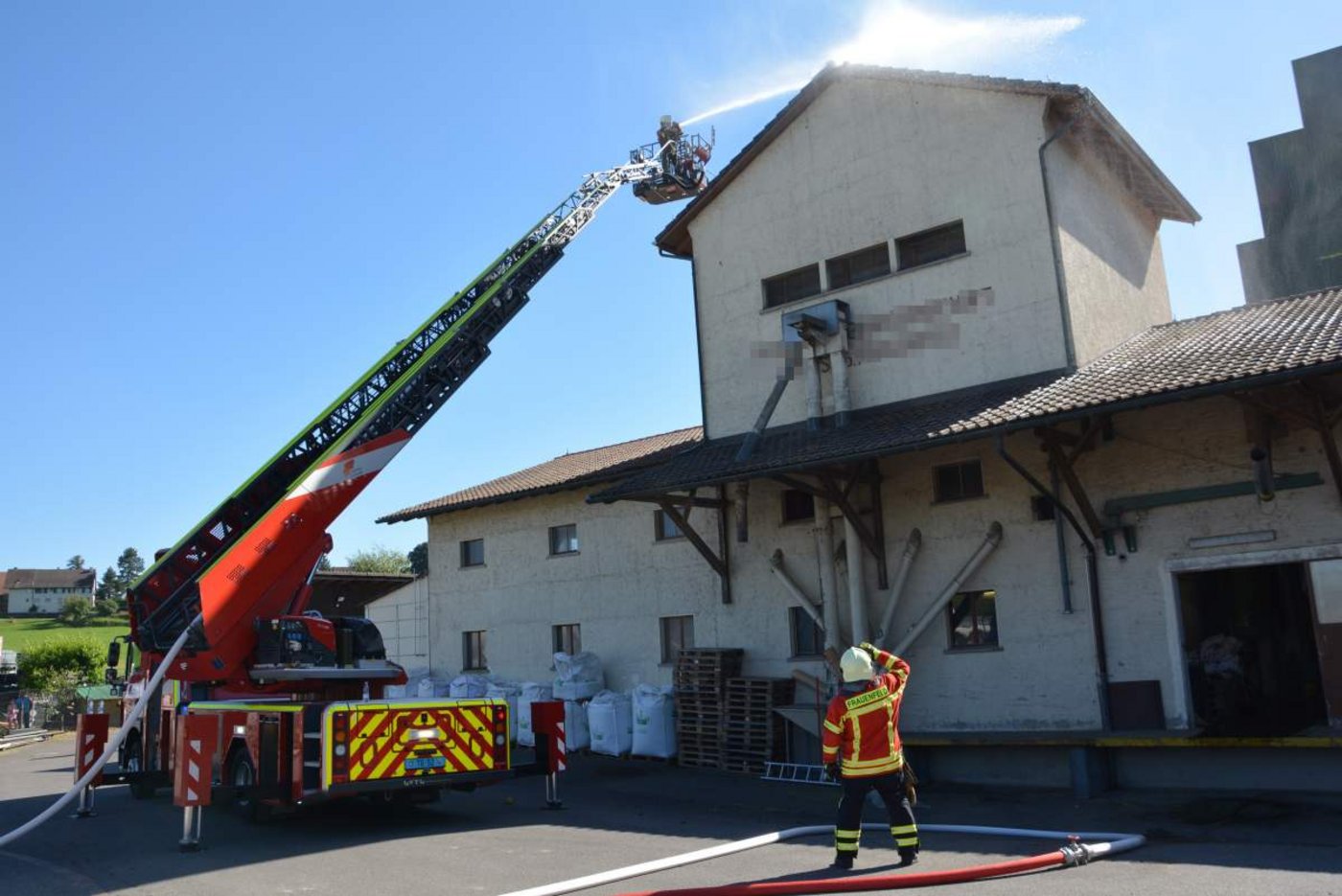 Der Brand in der Grastrocknungsanlage ist im Dachbereich ausgebrochen und konnte schnell gelöscht werden. Dabei kamen keine Personen zu Schaden. (Bild Kapo TG)