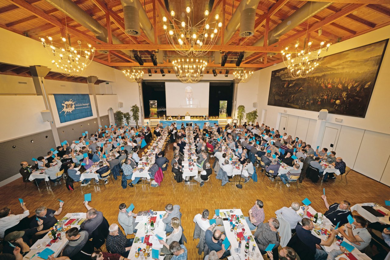 Ein Bild aus der Vergangenheit: Delegiertenversammlung der Zentralschweizer Milchproduzenten 2019 in Sempach. Es wird wohl noch einige Zeit dauern, bis wieder solche Grossveranstaltungen durchgeführt werden können. (Bild zVg)